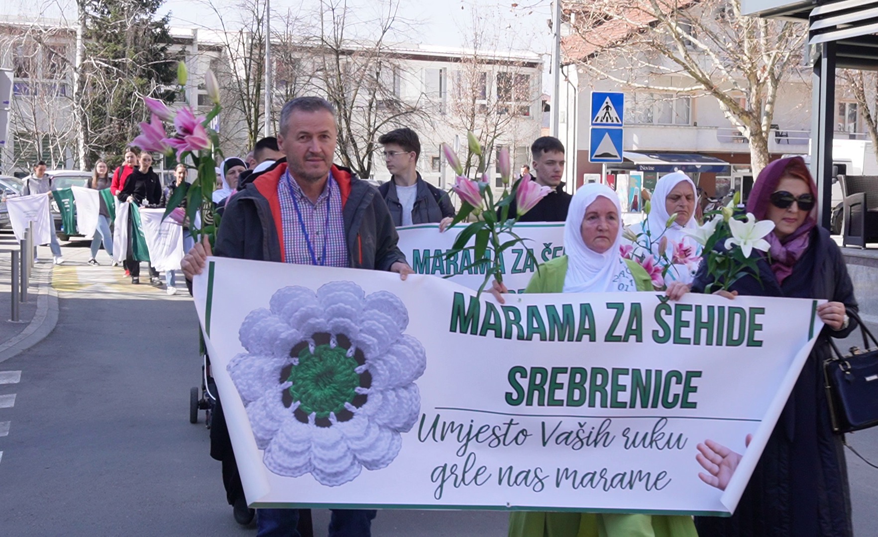 Ljudi na mirnom okupljanju u Srebreniku